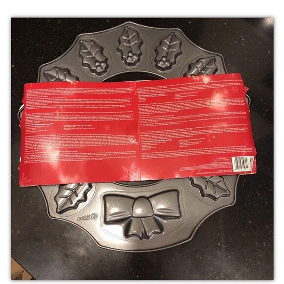 WILTON HOLLY LEAF & BOW WREATH 15" COOKIE PAN CHRISTMAS NEW - Picture 4 of 4